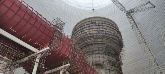 净水川能源公司三期扩建项目#5脱硫吸收塔日前已将湿除直筒段吊装实现.jpg